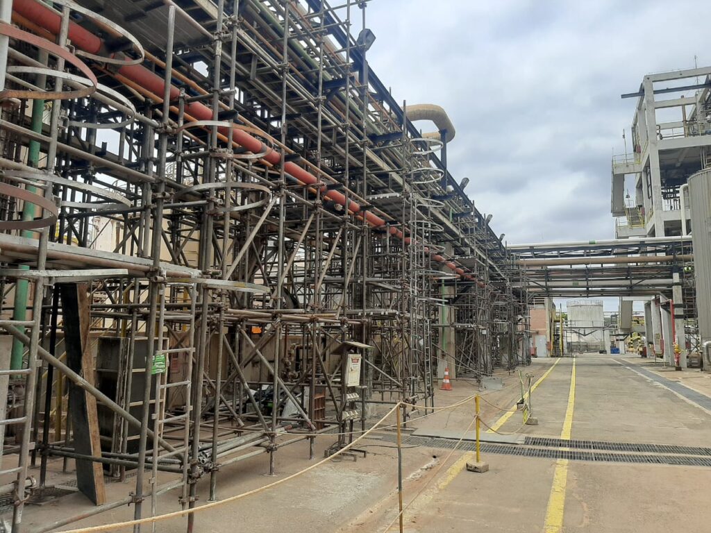 Andaime externo em fachada