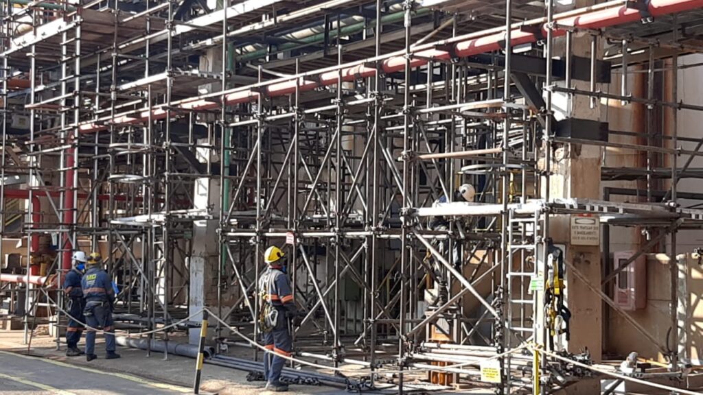 Estrutura de andaimes em altura